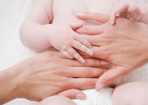 Колики в животе у новорожденных — причины и что делать