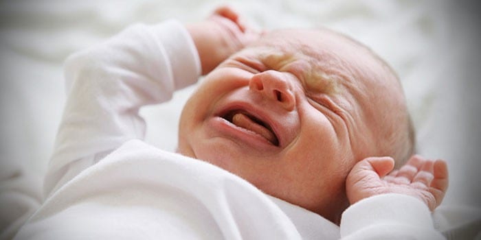 Кишечные колики у новорожденного ребенка — причины возникновения, лечение препаратами и народными средствами