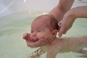 Swimmingpool til babyer. Fordelene ved baby svømning