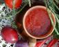 Hausgemachter Tomaten- und Pflaumenketchup für den Winter. Selbstgemachter Pflaumenketchup für den Winter
