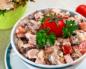 Salat mit Schinken und Croutons – im All-Inclusive-Modus zubereitet