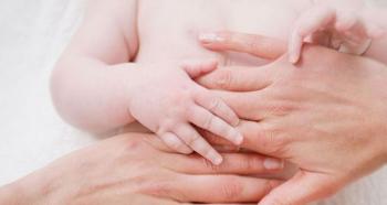 Колики в животе у новорожденных — причины и что делать